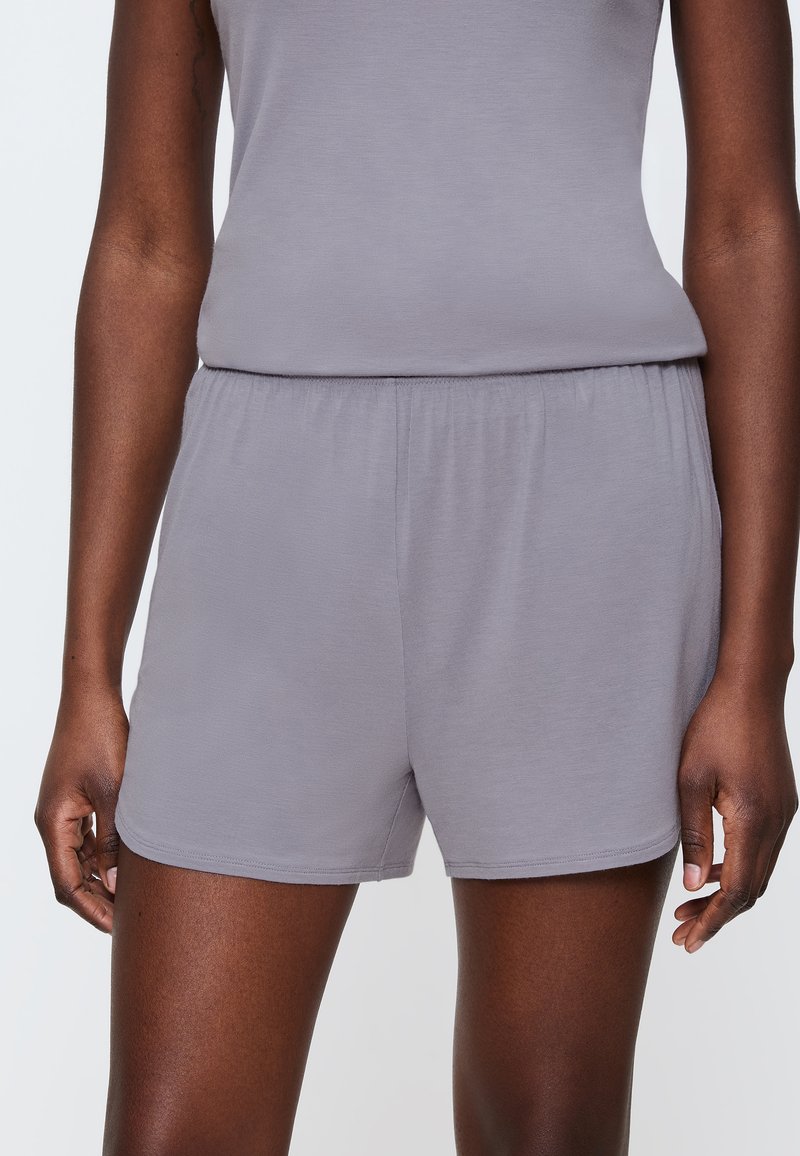 Szare szorty bawełniane z domieszką, z elastycznym pasem, gładką fakturą i luźnym krojem, uzupełnione pasującą bluzką bez rękawów.