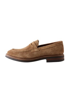 Brązowy zamszowy mokasyn typu penny loafer męski z przeszywanymi detalami i piętą ze sklejki skórzanej, widok z boku na białym tle.