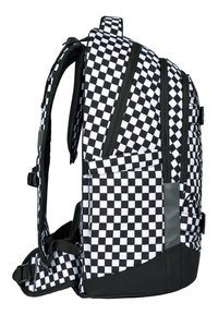 Batoh s černobílým kostkovaným vzorem, polstrovanými popruhy, několika zipovými kapsami a vyztuženým černým dnem.
