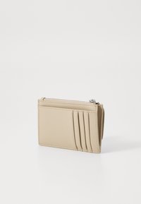 Beige lommebok laget av glatt syntetisk materiale, med en glidelåslomme og fire kortlommer på den ene siden. Kompakt rektangulær form.