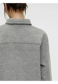 Graue Wolljacke mit einem Kragen und einem schlichten, klaren Design. Die Textur ist weich, mit einem dezenten melierten Muster.