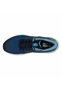 Chaussure de course pour homme avec une tige en mesh bleu marine et bleu clair, des lacets noirs et une semelle en caoutchouc blanche. Elle possède des perforations pour une meilleure respirabilité.