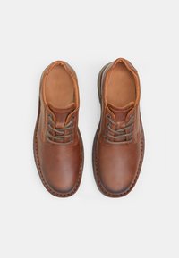 Bata Stringate sportive - marrone