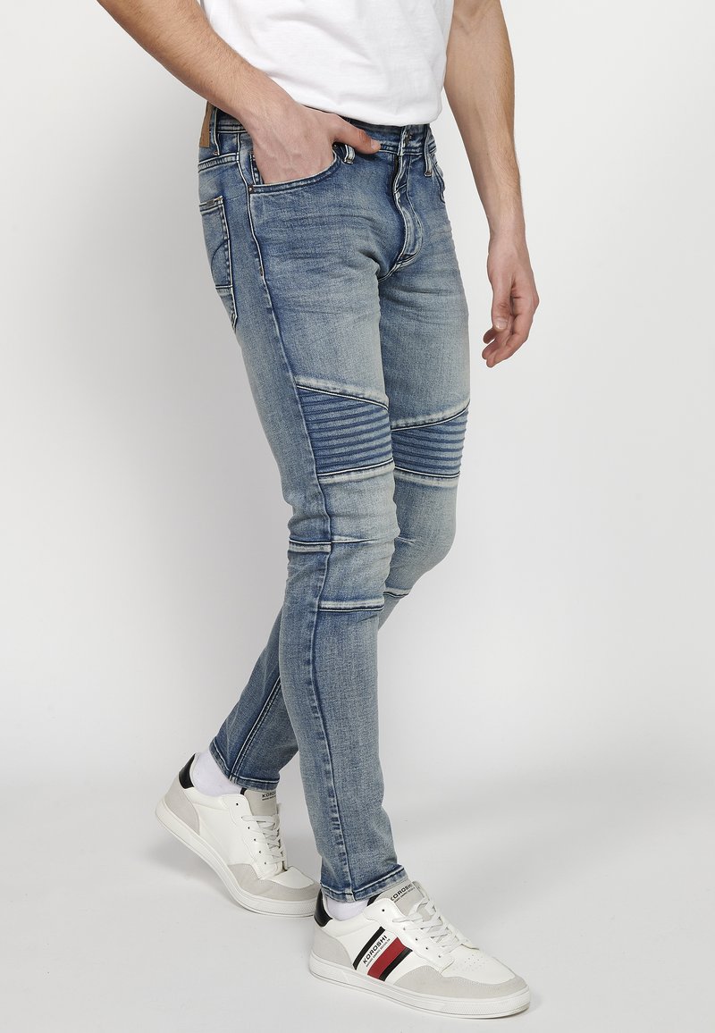 Koroshi Jeans Elasticizzati Donna – Slim Fit Blu Con Stampa Animale, Tiro Medio, 5 Tasche, Chiusura Con Bottone