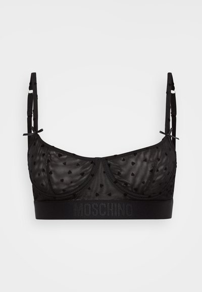 Sostén de malla negra con un estampado de corazones, copas con aros, tirantes ajustables y una banda elástica con la marca que presenta el texto "MOSCHINO".