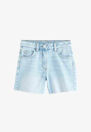 Pantalones cortos de mezclilla azul claro con cierre de botón, presillas para cinturón, bolsillos frontales y de reloj, y bordes de dobladillo sin rematar.