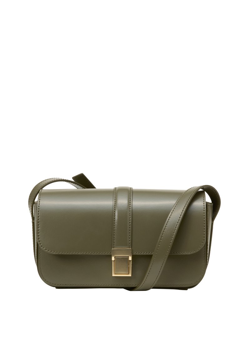 Borsa a tracolla in pelle verde oliva, forma rettangolare, patta frontale piatta con hardware dorato, tracolla regolabile, texture liscia.