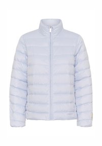 Helle blaue Puffjacke mit Stehkragen, vollem Frontreißverschluss und horizontaler Steppoptik. Weiche, glatte Textur und minimale Akzente.