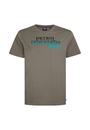 Olijfgroene katoenen t-shirt met korte mouwen, met daarop in het zwart en teal bedrukte tekst "PETROL INDUSTRIES & Co." aan de voorkant.