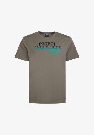 Olijfgroene katoenen t-shirt met korte mouwen, met daarop in het zwart en teal bedrukte tekst "PETROL INDUSTRIES & Co." aan de voorkant.