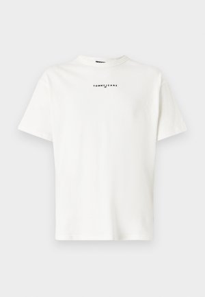 Biała bawełniana koszulka z okrągłym dekoltem i krótkimi rękawami. Z przodu umieszczony jest czarny logo "TOMMY JEANS" wyśrodkowane w pobliżu dekoltu.