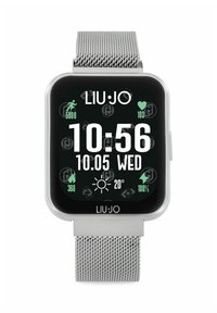 Quadratische schwarze Smartwatch mit einem silbernen Netzuhrband. Das Display zeigt Uhrzeit, Datum und Gesundheitsmetriken in Grün und Weiß an. Markenname: LIU·JO.