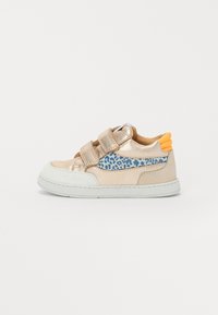 Baskets métalliques dorées avec un panneau latéral en imprimé léopard bleu, semelle en caoutchouc blanche et bandes Velcro ; accents orange sur le talon.