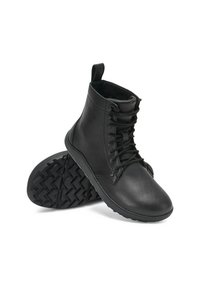 Svarta läderankelstövlar med en texturerad gummisula, rund tå och snörsystem. Har en dragöglan baktill.