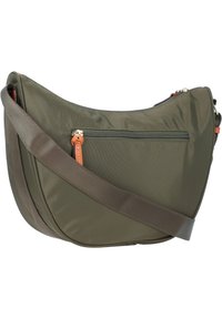 Borsa a tracolla in nylon verde oliva con forma curvilinea, tracolla regolabile marrone e tasca frontale con zip e accenti color noce. Texture liscia.