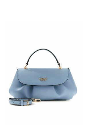 Sac à main Guess bleu clair avec une poignée supérieure et une bandoulière amovible, avec un logo doré et des détails en métal sur fond blanc.