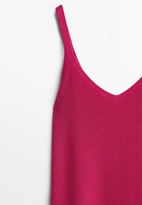 Débardeur en maille fuchsia présentant un décolleté en V et des bretelles fines, avec une texture lisse et une silhouette ajustée, semi-souple.