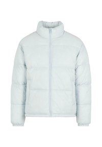 Šviesiai mėlyna pūkinė striukė su aukštu apykaklė, užtrauktuku ir elastingomis rankovėmis. Savinasi keturkampių siuvinėjimo elementų ir lygaus, tekstūruoto audinio.