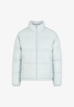 Helesinine puffjakiga, millel on kõrge krae, lukuga sulgemine ja elastsed mansetid. Omab tikandpaneele ja siledat, tekstuurset kangast.