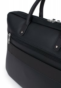 Zwarte nylon tas met gladde leren accenten, voorzien van een ritsvak, stevige handvatten en een gestructureerd oppervlak, ontworpen voor duurzaamheid.