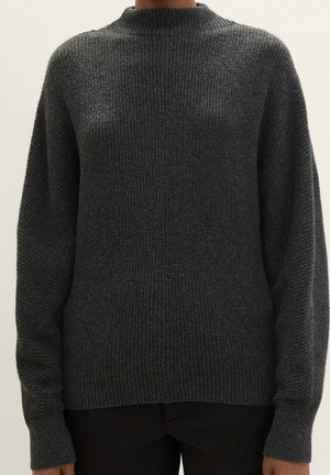 Maglione grigio scuro lavorato a maglia con una texture a coste, collo alto e spalle scese. Maniche lunghe con polsini aderenti, realizzato in un materiale morbido.