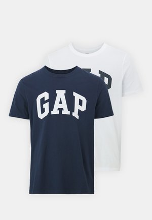Dvoje tričiek od GAP; jedno tmavomodré s bielym logom "GAP", druhé biele s tmavozeleným logom "GAP". Vyrobené z bavlny, s dizajnom okrúhleho výstrihu.