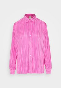 Blusa plissettata rosa con design a bottoni, dotata di colletto e maniche lunghe con polsini arricciati e una texture liscia e lucida.