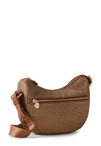 Borsa a tracolla in ecopelle marrone con superficie testurizzata, forma curva, zip dorata e tracolla a nastro regolabile.