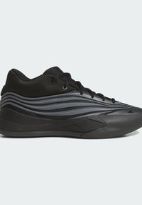 Chaussures de sport noires avec une tige synthétique lisse, ornées de motifs en vagues gris, de lacets ronds et d'une semelle en caoutchouc texturée.
