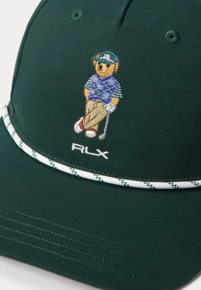 Σκούφος σε σκούρο πράσινο χρώμα με κεντημένη αρκούδα που φοράει γκολφ ρούχα και κρατάει γκολφ ρόπαλο, πάνω από λευκή επιγραφή "RLX" και λευκή ρίγα στο περιθώριο.