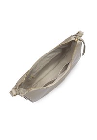 Pochette in pelle grigia, apertura con zip, interno foderato morbido, dotata di una sottile tracolla e dettagli in metallo oro.