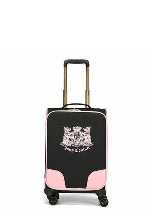 De rolkoffer heeft een zwarte stof buitenkant met roze accenten, een opvallend wit logo en vier zwarte wielen voor mobiliteit.