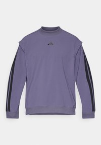 Felpa viola a maniche lunghe con colletto alto, logo Adidas nero e strisce nere a contrasto lungo le maniche. Tessuto morbido.
