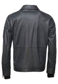 Czarna skórzana kurtka z długimi rękawami, zamek błyskawiczny przy mankietach, kołnierz oraz mała kieszonka na lewym górnym ramieniu, pokazana od tyłu.