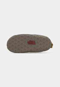 Szürke gumitalp, háromszög mintázattal, alján a "The North Face" piros logója domborítva.