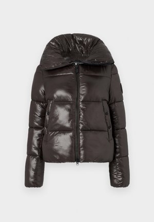 Glänzende, dunkelbraune Daunenjacke mit hohem Kragen, Frontreißverschluss, zwei Druckknopf-Taschen und gestepptem Design an Ärmeln und Körper.