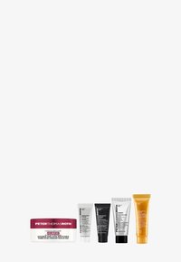 Zestaw kosmetyków do pielęgnacji skóry z białym i burgundowym słoiczkiem oraz czterema tubkami. Tubki są srebrne, czarne lub złote, posiadają różne faktury i nadrukowane etykiety.