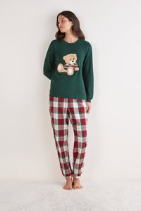 Camiseta verde de manga larga con un motivo de oso, combinada con pantalones de cuadros rojos y verdes. Tela suave y corte relajado para mayor comodidad.