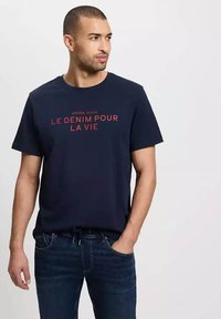 Granatowa bawełniana koszulka z krótkim rękawem, z centralnym czerwonym napisem graficznym "CROSS JEANS LE DENIM POUR LA VIE."