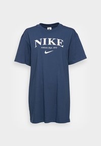Granatowa bawełniana koszulka z krótkim rękawem, z białym logo "NIKE", napisem "Athletic dept. 1972" oraz klasycznym okrągłym dekoltem.