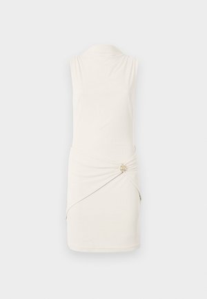Robe sans manches crème avec un col, taille cintrée présentant un bouton doré décoratif, et détail de tissu drapé sur le côté.