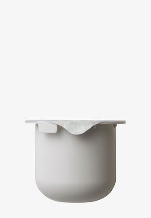 Conteneur rond blanc avec une texture lisse et un couvercle gris organique et drapé. Il présente un bord fin et un design minimaliste.