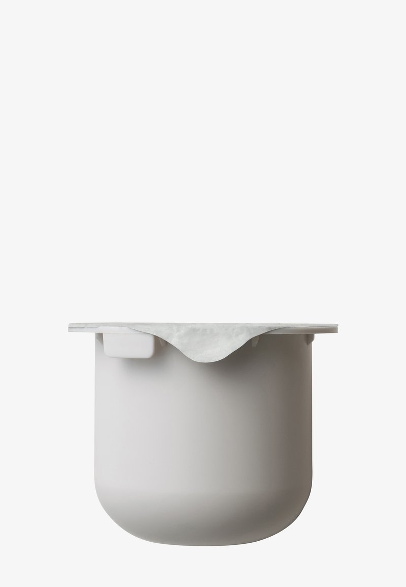 Conteneur rond blanc avec une texture lisse et un couvercle gris organique et drapé. Il présente un bord fin et un design minimaliste.