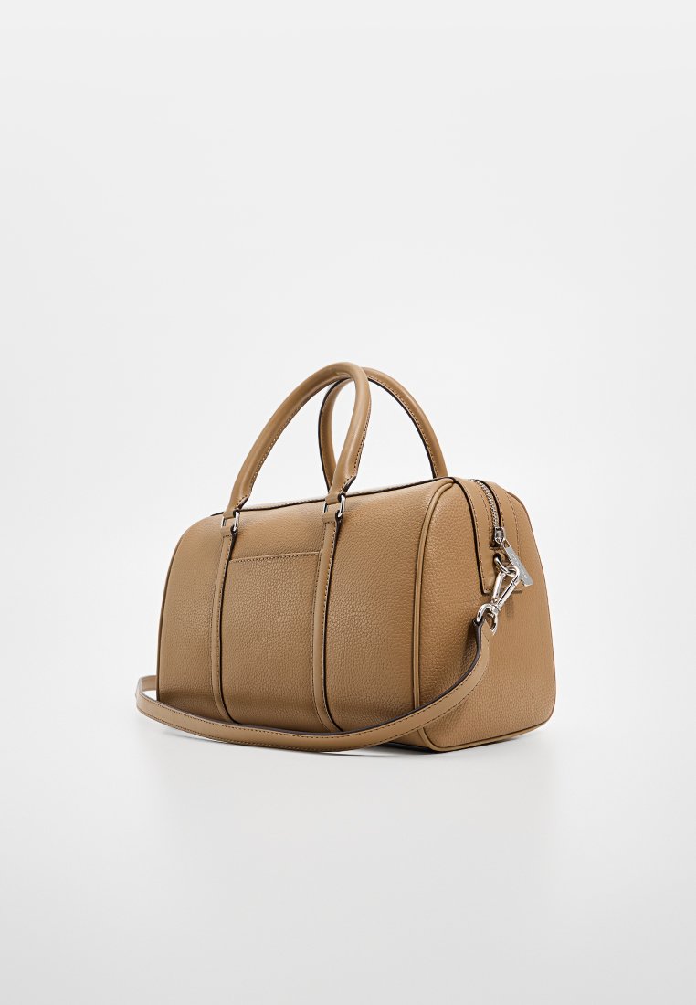 Sac à main en cuir tan avec une finition texturée, de forme arrondie, à double poignées et avec une bandoulière amovible. Accents en métal argenté.