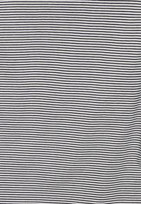 Svart och vitt randigt tyg med horisontella linjer. Texturen verkar slät, med jämnt placerade ränder av enhetlig bredd.