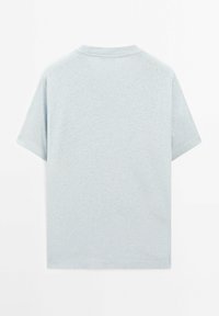 Světle šedé tričko s krátkým rukávem, které má kulatý výstřih a je vyrobeno z měkké a texturované látky. Minimalistický design bez viditelných vzorů nebo detailů.