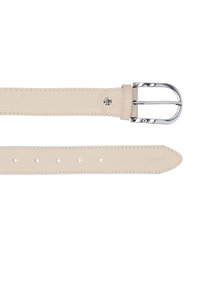 Ceinture en cuir beige avec une surface texturée, boucle en métal argenté et plusieurs trous pour un ajustement de taille. Logo de la marque embossé.