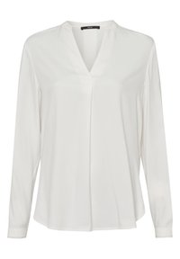 Blouse blanche à manches longues avec col en V, pli subtil sur le devant et ourlet légèrement évasé, réalisée en tissu léger.
