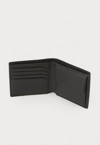 Portofel din piele neagră, design pliabil în două, cu mai multe sloturi pentru carduri și o buzunar pentru numerar sau ID-uri, textură netedă, fără marcaj de brand vizibil.