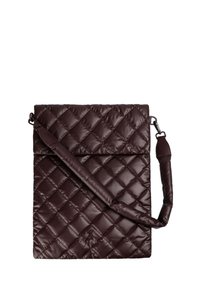 Bolso bandolera de cuero acolchado de color marrón oscuro con correa ajustable acolchada y cierre de solapa.